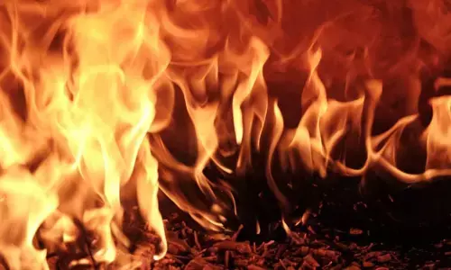 വീടിനുള്ളിൽ നിന്നും പുക ഉയരുന്നത് ശ്രദ്ധിച്ചു; നാട്ടുകാർ ഓടിയെത്തിയപ്പോൾ പൊള്ളലേറ്റ് മരിച്ച നിലയിൽ വൃദ്ധയുടെ മൃതദേഹം; ഭർത്താവിന്റെ നില ഗുരുതരം; സംഭവം മഞ്ചേരിയിൽ