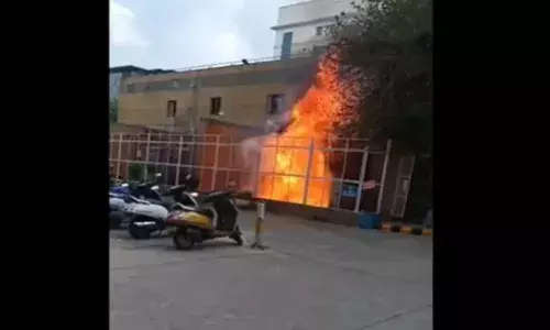 കറുത്ത പുക ഉയർന്നതിനെ പിന്നാലെ തീആളിക്കത്തി; ആളുകൾ കുതറിയോടി; ഡൽഹി എയിംസ് ട്രോമ സെന്ററിൽ തീപിടുത്തം; ആർക്കും പരിക്കില്ലെന്ന് റിപ്പോർട്ടുകൾ