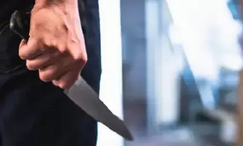 രാവിലെ മില്ല് തുറന്നതും പേടിച്ച് നിലവിളിച്ചു; അകത്ത് കണ്ടത് കത്തിയുമായി നിൽക്കുന്ന അജ്ഞാതനെ; ഏറെ നേരം ഭീതി പടർത്തി; ഒടുവിൽ കാരണം അറിഞ്ഞപ്പോൾ പോലീസ് ചെയ്തത്!