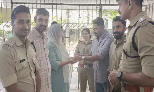 റോഡില്‍ നിന്നും കിട്ടിയ അഞ്ച് പവനോളം സ്വര്‍ണത്തില്‍ കണ്ണ് മഞ്ഞളിച്ചില്ല; പോലീസ് സ്‌റ്റേഷനില്‍ എത്തിച്ച് ഉടമയ്ക്ക് തിരികെ നല്‍കി യുവാക്കള്‍