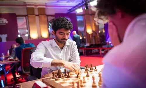 ഗുകേഷിനെ ദുര്‍ബലനായ കളിക്കാരനെന്ന് പരിഹസിച്ച് കാള്‍സന്‍; മണിക്കൂറുകള്‍ക്കുള്ളില്‍ കാള്‍സനെ ചെസ്‌ബോര്‍ഡില്‍ മുട്ടുകുത്തിച്ച് ഗുകേഷിന്റെ മറുപടി