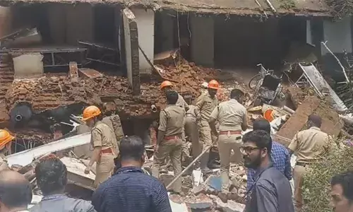 കോട്ടയം മെഡിക്കല്‍ കോളജ് അപകടം; കെട്ടിടത്തിന് ഫിറ്റ്‌നസ് സര്‍ട്ടിഫിക്കറ്റ് ഇല്ലാ; അടിയന്തര അറ്റകുറ്റപണികള്‍ പോലും ചെയ്തിട്ടില്ല; മേല്‍ക്കൂരയില്‍ സിമന്റ് പാളികള്‍ ഇളകിയ നിലയല്‍; പലടത്തും മരങ്ങളുടെ വേരുകള്‍ ആഴ്ന്നിറങ്ങി; പഞ്ചായത്തുമായും സഹകരണമില്ല