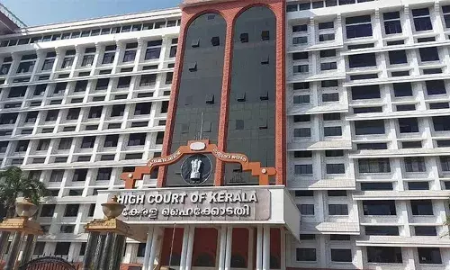 കെഎസ്ആര്‍ടിസി സ്റ്റാന്‍ഡില്‍ യാത്രക്കാരെക്കാള്‍ കൂടുതല്‍ ഫ്‌ളക്‌സുകള്‍; ബോര്‍ഡുകള്‍ വയ്ക്കുന്നത് ആദ്യം നിര്‍ത്തേണ്ടത് അധികാരത്തിലുള്ള പാര്‍ട്ടികള്‍; സര്‍ക്കാര്‍ ഇക്കാര്യത്തില്‍ അടിയന്തരമായി നടപടി സ്വീകരിക്കണം; വിമര്‍ശിച്ച് ഹൈക്കോടതി