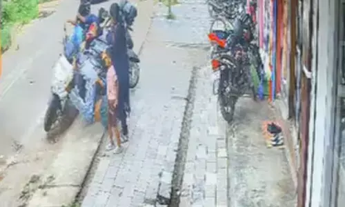 കുതിച്ചെത്തിയ ബൈക്ക് നിയന്ത്രണം വിട്ട് ആളുകൾക്കിടയിലേക്ക് ഇടിച്ചുകയറി അപകടം; രണ്ടുവയസുകാരനുൾപ്പെടെ നാലുപേർക്ക് പരിക്ക്; സംഭവം മുതുകുളത്ത്