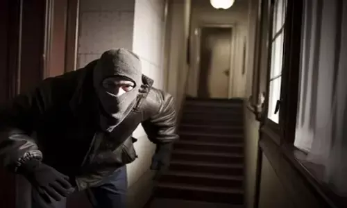 സൈനികന്റെ വീട് കുത്തിത്തുറന്ന് മോഷണം; സ്വർണാഭരണങ്ങളും മദ്യക്കുപ്പികളും അടിച്ചുമാറ്റി വിരുതൻ; കേസെടുത്ത് പോലീസ്