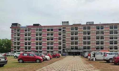 എറണാകുളം കളക്ടറേറ്റിലെത്തുന്ന വാഹനങ്ങളില്‍ നിന്ന് പാര്‍ക്കിംഗ് ഫീസ് ഈടാക്കുന്നത് ജില്ലാ കളക്ടര്‍ പരിശോധിക്കണം: മനുഷ്യാവകാശ കമ്മീഷന്‍