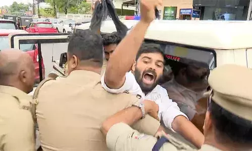 യൂത്ത് കോണ്‍ഗ്രസ് മാര്‍ച്ചില്‍ വ്യാപക സംഘര്‍ഷം; കണ്ണൂരില്‍ പോലീസുമായി തെരുവ് യുദ്ധം; ജലപീരങ്കി പ്രയോഗിച്ചു