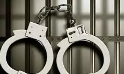 രഹസ്യ വിവരത്തിന്റെ അടിസ്ഥാനത്തിൽ പരിശോധന; കഞ്ചാവുമായി ചുമട്ടുതൊഴിലാളിയും ആശുപത്രി ജീവനക്കാരനും അറസ്റ്റിൽ; 1.15 കിലോയോളം പിടിച്ചെടുത്തു; സംഭവം തൃശൂരിൽ