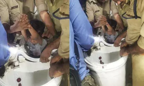കളിക്കുന്നതിനിടയില്‍ അബദ്ധത്തില്‍ ടോപ് ലോഡ് വാഷിങ് മെഷീനില്‍ കുടങ്ങി നാല് വയസുകാരന്‍; അഗ്നിരക്ഷാ സേനാംഗങ്ങള്‍ രക്ഷപ്പെടുത്തി