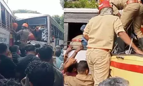 കെഎസ്ആര്‍ടിസി ബസുകള്‍ തമ്മില്‍ കൂട്ടിയിടിച്ച് അപകടം; ഫാസ്റ്റ് പാസഞ്ചര്‍ ബസിന്റെ ഡ്രൈവര്‍ ബസിനുള്ളില്‍ കുടുങ്ങി; പുറത്തെടുത്തത് ഒരു മണിക്കൂര്‍ നീണ്ട രക്ഷാപ്രവര്‍ത്തനത്തിന് ശേഷം; സംഭവത്തില്‍ 22 പേര്‍ക്ക് പരിക്ക്