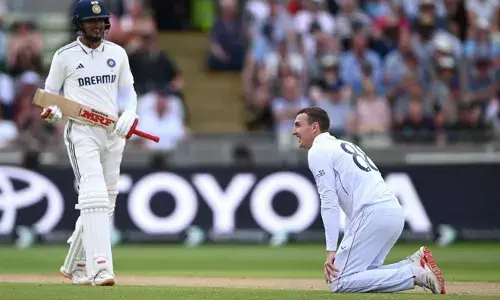 ഇന്ത്യ 450ല്‍ ഡിക്ലയര്‍ ചെയ്തുകൂടെ, അഞ്ചാം ദിനം മഴ പെയ്യുമെന്ന് ഹാരി ബ്രൂക്ക്;  മഴ പെയ്താല്‍ അത് ഞങ്ങളുടെ നിര്‍ഭാഗ്യമെന്ന് ഗില്ലിന്റെ മറുപടി; ഡിക്ലയര്‍ ചെയ്യാന്‍ വൈകിയത് ബാസ്‌ബോളിനെ പേടിച്ചിട്ടാണോ?    ബര്‍മിങ്ഹാമില്‍ മൂടിക്കെട്ടിയ അന്തരീക്ഷം; ആദ്യ സെഷന്‍ ഇരുടീമുകള്‍ക്കും നിര്‍ണായകം