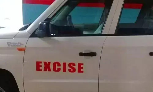 ഓട്ടോറിക്ഷയുടെ വരവിൽ പന്തികേട്; പരിശോധനയിൽ കുടുങ്ങി; പൊക്കിയത് ഞാവല്‍ ഇട്ട് വാറ്റിയ ചാരായം; പണികൊടുത്ത് എക്‌സൈസ്