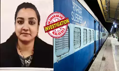 നല്ല വയറുവേദന ഉണ്ട്..; പ്ലീസ് സഹായം വേണം..!; രാത്രി ട്രെയിൻ യാത്രക്കിടെ ഹെൽപ് ലൈനിൽ വിളിച്ച് ഡോക്ടർ; പിന്നാലെ അടുത്ത സ്റ്റേഷനിലെ ഒരാളുടെ എൻട്രിയിൽ ട്വിസ്റ്റ്; എല്ലാം കൃത്യമായി അന്വേഷിക്കുമെന്ന് റെയിൽവേ