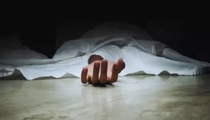 ഭര്ത്താവിന്റെ മൃതദേഹത്തിനൊപ്പം യുവതി താമസിച്ചത് ആറ് ദിവസം; വീട്ടിലെ ദുര്ഗന്ധം എലി ചത്ത മണമെന്ന് കരുതി: മരണ വിവരം അറിയുന്നത് മുത്തശ്ശിയുടെ വീട്ടില് താമസിച്ചിരുന്ന മകനെത്തി പരിശോധിച്ചപ്പോള് ഭര്ത്താവിന്റെ മൃതദേഹത്തിനൊപ്പം യുവതി താമസിച്ചത് ആറ് ദിവസം; വീട്ടിലെ ദുര്ഗന്ധം എലി ചത്ത മണമെന്ന് കരുതി: മരണ വിവരം അറിയുന്നത് മുത്തശ്ശിയുടെ വീട്ടില് താമസിച്ചിരുന്ന മകനെത്തി പരിശോധിച്ചപ്പോള്