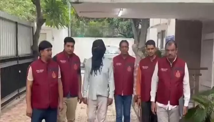 യാത്രയ്ക്കായി ടാക്സി വിളിച്ച ശേഷം ഡ്രൈവറെ കൊലപ്പെടുത്തും; വാഹനം നേപ്പാളിലേക്ക് കടത്തി മറിച്ചു വില്ക്കും: സീരിയല് കില്ലര് അറസ്റ്റില് യാത്രയ്ക്കായി ടാക്സി വിളിച്ച ശേഷം ഡ്രൈവറെ കൊലപ്പെടുത്തും; വാഹനം നേപ്പാളിലേക്ക് കടത്തി മറിച്ചു വില്ക്കും: സീരിയല് കില്ലര് അറസ്റ്റില്