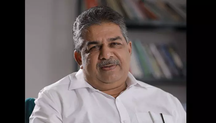 ഡെങ്കിപ്പനി വന്നപ്പോള് ഞാന് സര്ക്കാര് ആശുപത്രിയിലായിരുന്നു പോയത്; സര്ക്കാര് ആശുപത്രിയിലെ ചികിത്സ കൊണ്ട് മരിക്കാന് സാധ്യത വന്നപ്പോള് എന്നെ അമൃത ആശുപത്രിയില് കൊണ്ടുപോയി; സിപിഎമ്മിനെ വെട്ടിലാക്കി മന്ത്രി സജി ചെറിയാന്റെ വിവാദ പ്രസ്താവന ഡെങ്കിപ്പനി വന്നപ്പോള് ഞാന് സര്ക്കാര് ആശുപത്രിയിലായിരുന്നു പോയത്; സര്ക്കാര് ആശുപത്രിയിലെ ചികിത്സ കൊണ്ട് മരിക്കാന് സാധ്യത വന്നപ്പോള് എന്നെ അമൃത ആശുപത്രിയില് കൊണ്ടുപോയി; സിപിഎമ്മിനെ വെട്ടിലാക്കി മന്ത്രി സജി ചെറിയാന്റെ വിവാദ പ്രസ്താവന