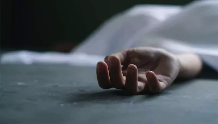 മരം മുറിക്കുന്നതിനിടയിൽ അപകടം; കൂറ്റൻ തടി ദേഹത്ത് വീണ് മധ്യവയസ്ക്കൻ മരിച്ചു; സംഭവം പൂച്ചാക്കൽ മരം മുറിക്കുന്നതിനിടയിൽ അപകടം; കൂറ്റൻ തടി ദേഹത്ത് വീണ് മധ്യവയസ്ക്കൻ മരിച്ചു; സംഭവം പൂച്ചാക്കൽ