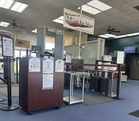 വിമാനത്താവള സുരക്ഷയില് പുതിയ യുഗം: ഷൂസ് അഴിക്കാതെ ഇനി പറക്കാം വിമാനത്താവള സുരക്ഷയില് പുതിയ യുഗം: ഷൂസ് അഴിക്കാതെ ഇനി പറക്കാം