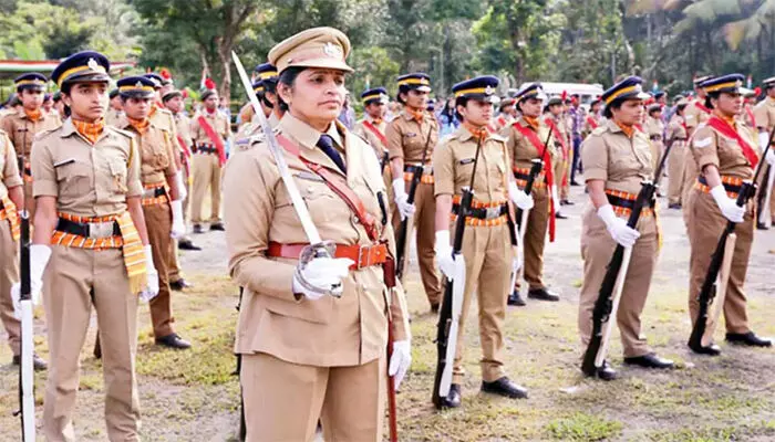 പൊലീസ് യൂണിഫോമില്‍ വ്യക്തിഗത അക്കൗണ്ടില്‍ ചിത്രം പങ്കുവയ്ക്കാന്‍ പാടില്ല; വനിതാ പൊലീസുകാര്‍ക്ക് സോഷ്യല്‍ മീഡിയ ഉപയോഗത്തിന് നിയന്ത്രണമേര്‍പ്പെടുത്തി സര്‍ക്കുലര്‍