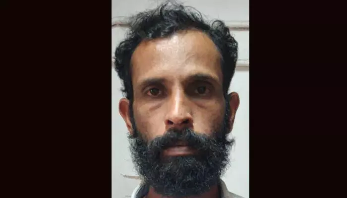 മുന് വിരോധം കാരണം അതിക്രമിച്ചു കയറി വെട്ടിയത് യുവതിയെ; തടയാന് ശ്രമിച്ച മകളായ പന്ത്രണ്ടുകാരിയുടെ കൈയ്ക്ക് ഗുരുതര പരുക്കേറ്റു; പ്രതിക്ക് ജീവപര്യന്തം ശിക്ഷ വിധിച്ച് കോടതി മുന് വിരോധം കാരണം അതിക്രമിച്ചു കയറി വെട്ടിയത് യുവതിയെ; തടയാന് ശ്രമിച്ച മകളായ പന്ത്രണ്ടുകാരിയുടെ കൈയ്ക്ക് ഗുരുതര പരുക്കേറ്റു; പ്രതിക്ക് ജീവപര്യന്തം ശിക്ഷ വിധിച്ച് കോടതി