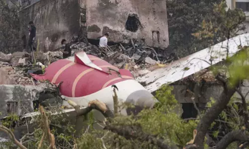 അഹമ്മദാബാദ് വിമാനദുരന്തത്തിന് പിന്നാലെ മാനസിക സമ്മര്‍ദം; ജീവനക്കാര്‍ക്ക് മാനസികാരോഗ്യ വര്‍ക്ക്‌ഷോപ്പുകളും പിന്തുണയും നിര്‍ദേശിച്ച് ഡിജിസിഎ