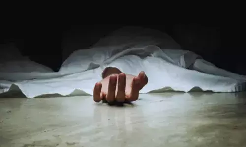 ഭര്‍ത്താവിന്റെ മൃതദേഹത്തിനൊപ്പം യുവതി താമസിച്ചത് ആറ് ദിവസം; വീട്ടിലെ ദുര്‍ഗന്ധം എലി ചത്ത മണമെന്ന് കരുതി: മരണ വിവരം അറിയുന്നത് മുത്തശ്ശിയുടെ വീട്ടില്‍ താമസിച്ചിരുന്ന മകനെത്തി പരിശോധിച്ചപ്പോള്‍