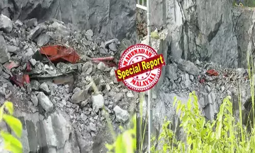 കോന്നിയിലെ പാറമടയിൽ വൻ അപകടം; ഹിറ്റാച്ചിക്ക് മുകളിലൂടെ കൂറ്റൻ പാറ കഷ്ണം വീണു; ഉഗ്ര ശബ്ദത്തിൽ നടുക്കം; തൊഴിലാളികൾ കുടുങ്ങി കിടക്കുന്നു; രക്ഷാപ്രവർത്തനം തുടരുന്നു