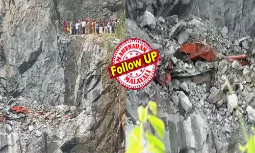ഉച്ചയ്ക്ക് കോന്നിയിലെ ആ പാറമടയിൽ കേട്ടത് വെടി പൊട്ടും പോലെ ഉഗ്ര ശബ്ദം; പിന്നാലെ അലറിവിളിയും ബഹളവും; ഹിറ്റാച്ചിയുടെ മേൽ വന്ന് പതിച്ചത് കൂറ്റൻ പാറ കഷ്ണം; അപകടം നടന്നത് ലൈസൻസ് കാലാവധി കഴിഞ്ഞ ക്രഷറിൽ; മുൻപും പരാതികൾ വന്നിട്ടുണ്ടെന്ന് നാട്ടുകാർ; കുടുങ്ങിയ രണ്ട് തൊഴിലാളികളെ രക്ഷപ്പെടുത്താനുള്ള ശ്രമങ്ങൾ തുടരുന്നു; വഴിവെട്ടുന്നതിനിടെ നടന്നത് വൻ ദുരന്തം