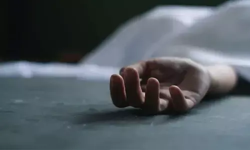 മരം മുറിക്കുന്നതിനിടയിൽ അപകടം; കൂറ്റൻ തടി ദേഹത്ത് വീണ് മധ്യവയസ്ക്കൻ മരിച്ചു; സംഭവം പൂച്ചാക്കൽ