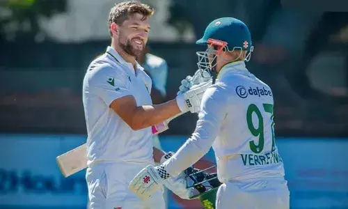 ലാറയുടെ ക്വാഡ്രപ്ള്‍ സെഞ്ച്വറി റെക്കോഡ് തകര്‍ക്കാന്‍ വേണ്ടിയിരുന്നത് 34 റണ്‍സ് മാത്രം; 367 നോട്ടൗട്ടായി നില്‍ക്കെ ഏവരേയും ഞെട്ടിച്ച ഡിക്ലറേഷന്‍; ടെസ്റ്റ് ക്യാപ്റ്റനായുള്ള അരങ്ങേറ്റത്തില്‍ ട്രിപ്പിള്‍ സെഞ്ചുറി നേടിയ വിയാന്‍ മള്‍ഡറുടെ അസാധാരണ തീരുമാനം