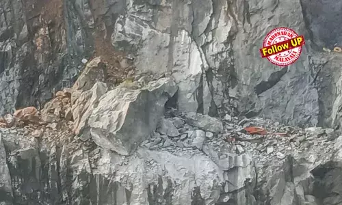 120 ഏക്കറിലെ പാറമടയില്‍ വീണത് കൂറ്റന്‍ പാറകള്‍;  ചെങ്കുളം ക്വാറിയില്‍ നിന്ന് ഒരു തൊഴിലാളിയുടെ മൃതദേഹം കണ്ടെടുത്തു; രണ്ടാമത്തെ ആള്‍ക്കായുള്ള തിരച്ചില്‍ ഇന്നത്തേക്ക് നിര്‍ത്തി വച്ചു; വീണ്ടും പാറയിടിയുന്നത് രക്ഷാപ്രവര്‍ത്തനത്തിന് വന്‍വെല്ലുവിളി; നാളെ രാവിലെ തിരച്ചില്‍ പുനരാരംഭിക്കും