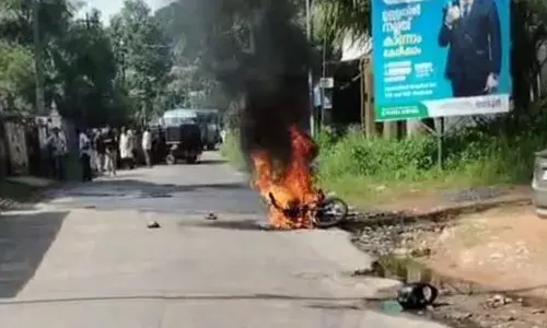 അറ്റകുറ്റപ്പണിക്ക് കൊണ്ടു പോകുന്നതിനിടെ ബൈക്കിന് തീ പിടിച്ചു; യാത്രക്കാരന് ഗുരുതരമായി പൊള്ളലേറ്റു