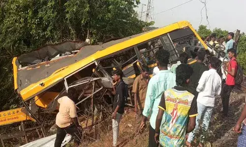 തമിഴ്‌നാട്ടില്‍ സ്‌കൂള്‍ വാന്‍ ട്രെയിനിലിടിച്ച് അപകടം; നാല് വിദ്യാര്‍ത്ഥികള്‍ക്ക് ദാരുണ മരണം; പത്തോളം കുട്ടികള്‍ക്ക് പരിക്ക്