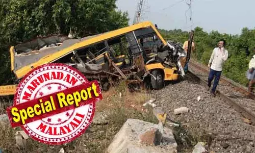 കടലൂര്‍ ജില്ലയിലെ ചെമ്മങ്കുപ്പത്തെ  റെയില്‍വേ ക്രോസ്; തീവണ്ടി വരുന്നത് കണ്ടിട്ടും ഡ്രൈവര്‍ ബസ് മുമ്പോട്ട് എടുത്തു; ഇടിച്ച ശേഷം 50 മീറ്റര്‍ ദൂരം വരെ ട്രെയിന്‍ ബസിനെ വലിച്ചിഴച്ചു; സ്‌കൂള്‍ വാനില്‍ ട്രെയിനിടിച്ച് മൂന്നു കുട്ടികള്‍ക്ക് ദാരുണാന്ത്യം