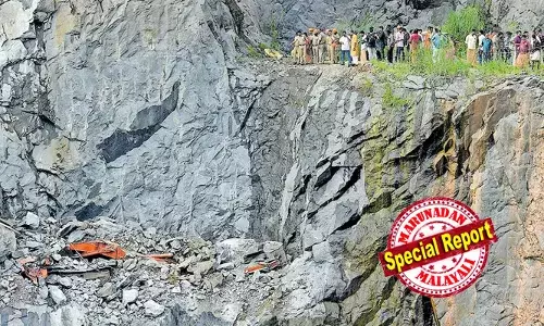 മണ്ണുമാന്തി യന്ത്രത്തിന്റെ ക്യാബിന് മുകളില്‍ വലിയ പാറകള്‍ മൂടിയ നിലയില്‍; വീണ്ടും പാറയിടിയുന്നത് വെല്ലുവിളി; വലിയ ക്രെയിന്‍ എത്തിച്ച് ദൗത്യം തുടരാന്‍ ശ്രമം;  കോന്നി പയ്യനാമണ്‍ പാറമടയിലെ രക്ഷാദൗത്യം സങ്കീര്‍ണം