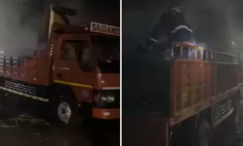 പുലർച്ചെ ബ്യൂട്ടിപാർലർ സാധനങ്ങളുമായി പോയ ലോറി; പെട്ടെന്ന് ഓടിക്കൊണ്ടിരിക്കെ തീയും പുകയും; ഒഴിവായത് വൻ ദുരന്തം; സംഭവം കരമന പാലത്തിന് സമീപം