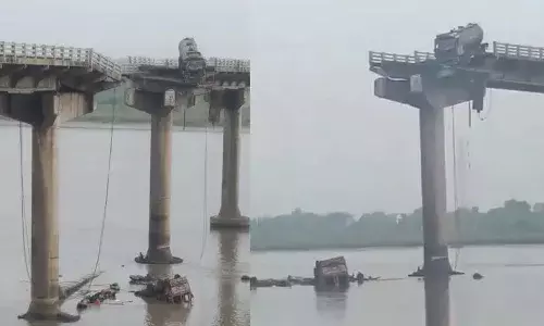 വഡോദരയില്‍ പാലം തകര്‍ന്ന് വാഹനങ്ങള്‍ നദിയില്‍ വീണു; മൂന്ന് പേര്‍ മരിച്ചു; അഞ്ച് പേരെ രക്ഷപ്പെടുത്തിയെന്ന്  അധികൃതര്‍