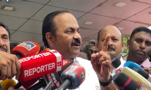 സര്‍വകലാശാലകളില്‍ എസ്.എഫ്.ഐ നടത്തിയത് ഗവര്‍ണര്‍ക്കെതിരായ സമരമല്ല, ഗുണ്ടായിസം; ഗുണ്ടായിസത്തിന് കൂട്ട് നിന്ന പൊലീസ് എന്തിനാണ് തൊപ്പിയും വച്ച് നടക്കുന്നത്? ഗവര്‍ണര്‍ക്കെതിരാണെങ്കില്‍ സമരം നടത്തേണ്ടത് രാജ്ഭവനിലേക്കെന്നും വി ഡി സതീശന്‍