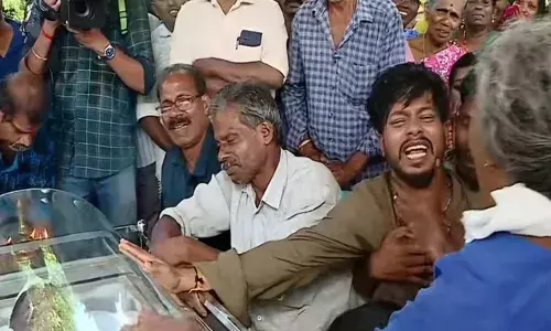 കോട്ടയം മെഡിക്കല്‍ കോളജ് ദുരന്തം: മരിച്ച ബിന്ദുവിന്റെ കുടുംബത്തിന് പത്ത് ലക്ഷം രൂപ നഷ്ടപരിഹാരം; മകന് സര്‍ക്കാര്‍ ജോലി നല്‍കാനും തീരുമാനം; അപകടത്തിന്റെ ഉത്തരവാദികള്‍ക്കെതിരെ നടപടിയെടുക്കാതെ സര്‍ക്കാര്‍ ഒളിച്ചുകളിക്കുന്നുവെന്ന് ചാണ്ടി ഉമ്മന്‍