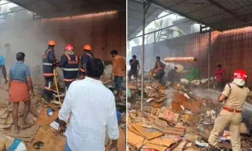 കിള്ളിപ്പാലത്ത് ആക്രിക്കടയ്ക്ക് തീപിടിച്ചു; കടയ്ക്കുള്ളിൽ ഉണ്ടായിരുന്നത് 12 ലോഡ് ആക്രി സാധനങ്ങൾ; ഫയർഫോഴ്‌സിൻ്റെ ഇടപെടലിൽ ഒഴിവായത് വൻ അപകടം