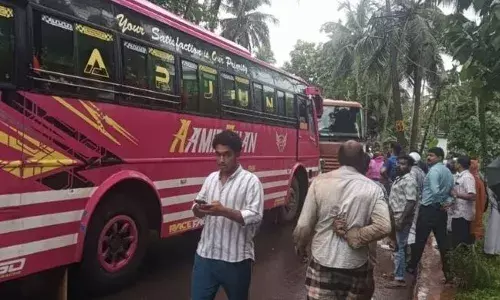 ഓമശ്ശേരി-തിരുവമ്പാടി റോഡിൽ ബസും ലോറിയും കൂട്ടിയിടിച്ച് അപകടം; നിരവധി പേർക്ക് പരിക്ക്; തടസപ്പെട്ട ഗതാഗതം പുനഃസ്ഥാപിച്ചു