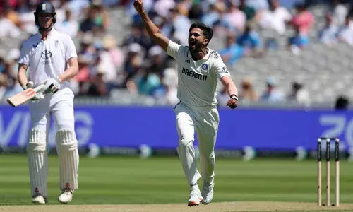 ലോര്‍ഡ്‌സ് ടെസ്റ്റിലും ടോസിലെ ഭാഗ്യം സ്‌റ്റോക്‌സിന്;  ബാറ്റിംഗ് തെരഞ്ഞെടുത്ത് ആരാധകരെ ഞെട്ടിച്ച് ഇംഗ്ലണ്ട് നായകന്‍;  ആദ്യ സെഷനില്‍ പേസര്‍മാര്‍ക്ക് പിന്തുണ ലഭിച്ചേക്കുമെന്ന് ഗില്ലും; ആദ്യ ഓവറില്‍ ഓപ്പണര്‍മാരെ പുറത്താക്കി ഞെട്ടിച്ച് നിതീഷ് റെഡ്ഡി; ആതിഥേയര്‍ക്ക് ബാറ്റിങ് തകര്‍ച്ച