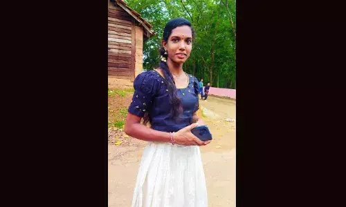 നിയന്ത്രണം വിട്ട കാറിടിച്ചു: റോഡിലൂടെ നടന്നു പോയ യുവതി മരിച്ചു; പിഞ്ചുകുഞ്ഞടക്കം പരുക്കില്ലാതെ രക്ഷപ്പെട്ടു