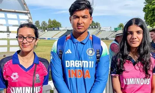 വൈഭവ് സൂര്യവംശിയെ നേരിട്ടു കാണണം; ഒപ്പം നിന്ന് ഒരു ഫോട്ടോ എടുക്കണം;  ആറ് മണിക്കൂര്‍ വാഹനമോടിച്ചെത്തി യുകെയിലെ ആരാധികമാര്‍; അതിവേഗ സെഞ്ചുറിയടക്കം ഇംഗ്ലണ്ടിലെ മിന്നും പ്രകടനത്തോടെ താരപ്രഭയില്‍ പതിനാലുകാരന്‍