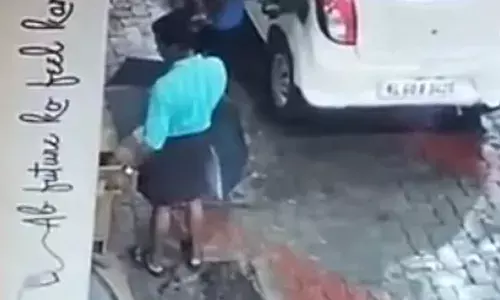 പ്ലാസ്റ്റിക് കവറുമായി പമ്പിലെത്തി;പിന്നാലെ കുട മറയാക്കി മേശവലിപ്പിൽനിന്നും ഒന്നരലക്ഷം രൂപയുമായി കടന്നു; ചളിയൻതോട്ടിലെ കുരുവി സജുവിനായി തിരച്ചിൽ ഊർജ്ജിതമാക്കി പോലീസ്