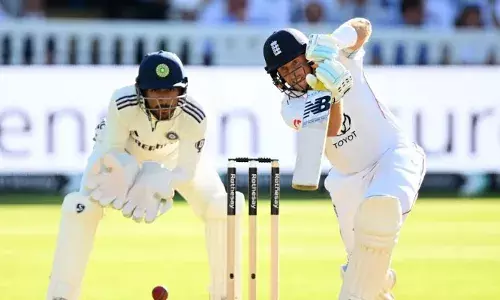 ബേസ്ബോള്‍ ശൈലി മാറ്റിപ്പിടിച്ച് ഇംഗ്ലണ്ട്! സെഞ്ച്വറിയിലേക്ക് ഒരു റണ്‍ അകലെ ജോ റൂട്ട്; ലോര്‍ഡ്സ് ടെസ്റ്റില്‍ ഇംഗ്ലണ്ട് ഭേദപ്പെട്ട സ്‌കോറിലേക്ക്; ഒന്നാം ദിനം ആതിഥേയര്‍ക്ക് 83 ഓവറില്‍ 4 ന് 251 റണ്‍സ്