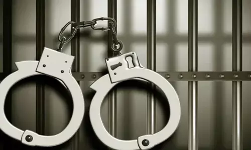 സ്‌കൂളിലെ ശുചിമുറിയില്‍ രക്തത്തുള്ളികള്‍; വിദ്യാര്‍ഥിനികളുടെ അടിവസ്ത്രം അഴിപ്പിച്ച് ആര്‍ത്തവ പരിശോധന നടത്തിയ സ്‌കൂള്‍ പ്രിന്‍സിപ്പലും പ്യൂണും അറസ്റ്റില്‍: രണ്ട് അധ്യാപകര്‍ക്കെതിരെയും കേസ്