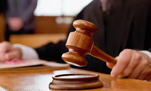 അഡീഷണല്‍ സെഷന്‍സ് ജഡ്ജി കോടതിക്കുള്ളില്‍ നിര്‍ത്തിയ വനിതാ ഡഫേദാര്‍ കുഴഞ്ഞു വീണു; തലയ്ക്ക് പരിക്കേറ്റ ഡഫേദാര്‍ ആശുപത്രിയില്‍