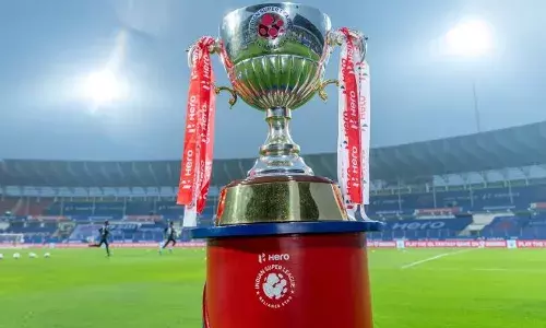 സംപ്രേഷണാവകാശ കരാർ പുതുക്കിയില്ല; സാമ്പത്തിക പ്രതിസന്ധിയും കാണികളുടെ കുറവും തിരിച്ചടിയായി; ഇന്ത്യൻ സൂപ്പര്‍ ലീഗ് അനിശ്ചിതകാലത്തേക്ക് നീട്ടിവെച്ചു