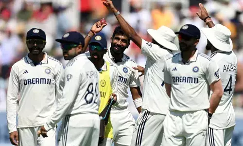 ആദ്യപന്തില്‍ ഫോറടിച്ച് സെഞ്ച്വറിയോടെ തുടങ്ങി റൂട്ട്; മറുപടിയായി അഞ്ച് വിക്കറ്റുനേട്ടവുമായി ബുംമ്ര; അര്‍ദ്ധസെഞ്ച്വറിയുമായി പൊരുതി ആതിഥേയരെ ഭേദപ്പെട്ട നിലയിലെത്തിച്ച് സ്മിത്തും കാര്‍സും; ഒന്നാം ഇന്നിങ്ങ്സില്‍ ഇംഗ്ലണ്ട് 387 ന് പുറത്ത്